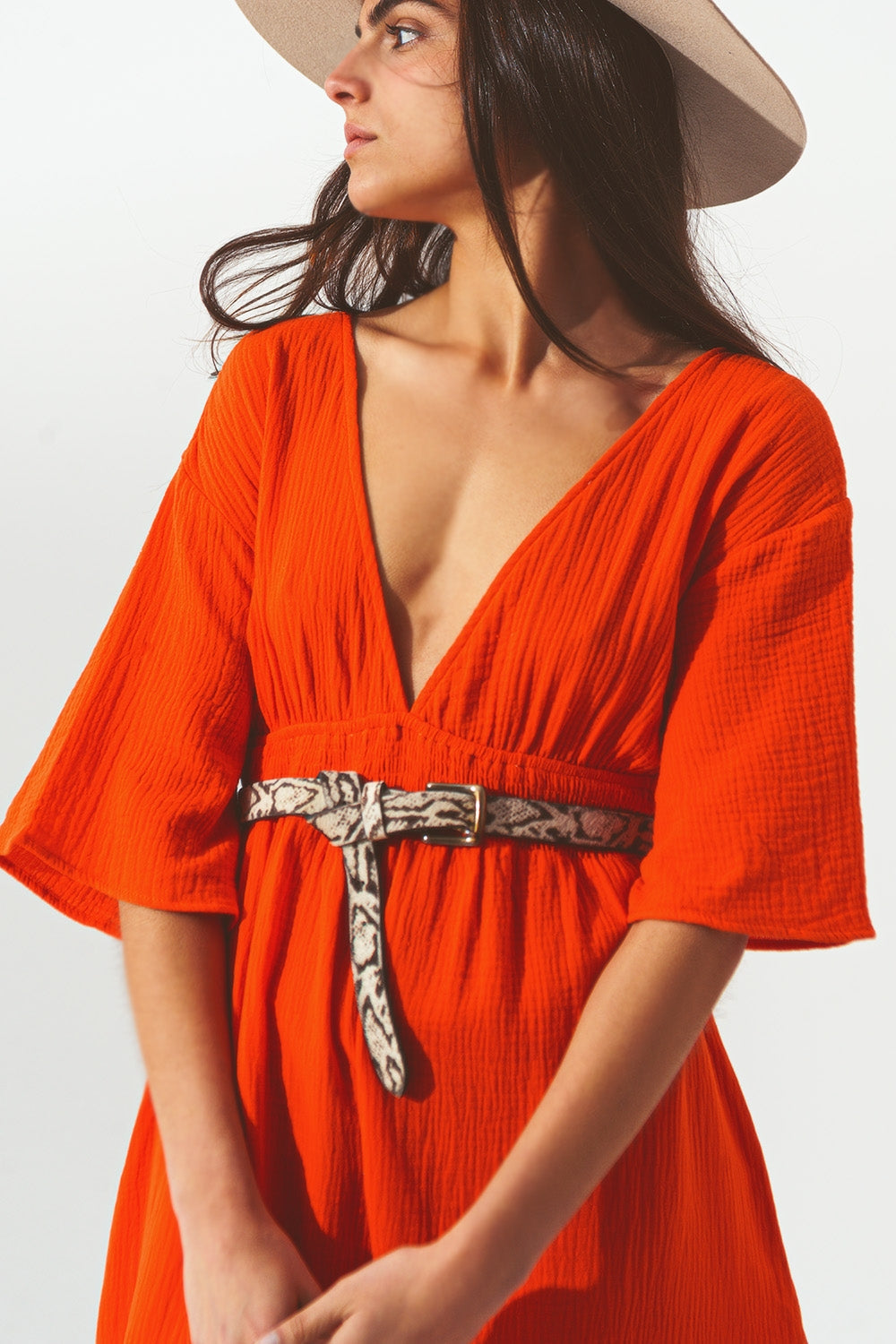Vestido largo con cuello en V texturizado en naranja Q2