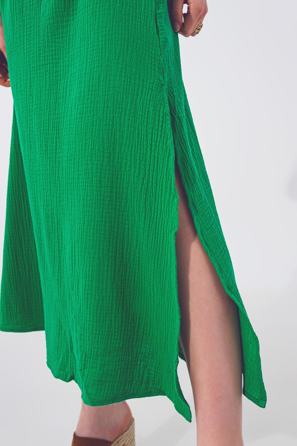 Vestido largo con cuello en V texturizado en verde Q2