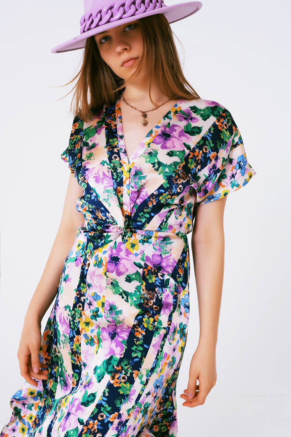 Vestido largo con estampado de flores y nudo frontal en multicolor morado y verde Q2