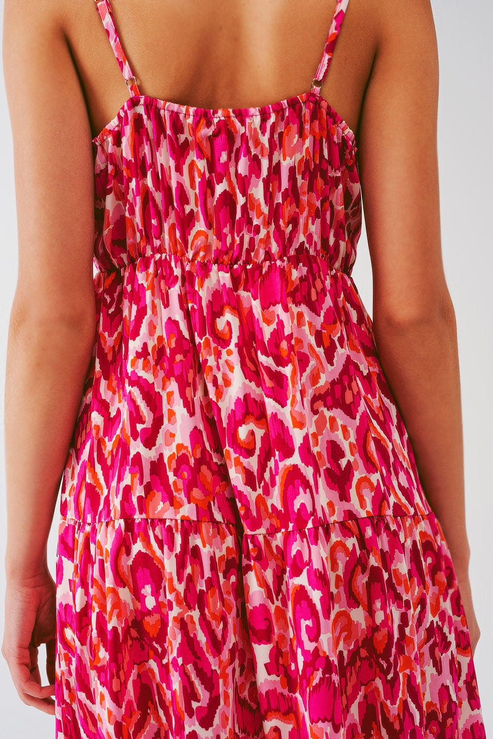 Vestido largo con estampado floral y escote en V en rosa Q2