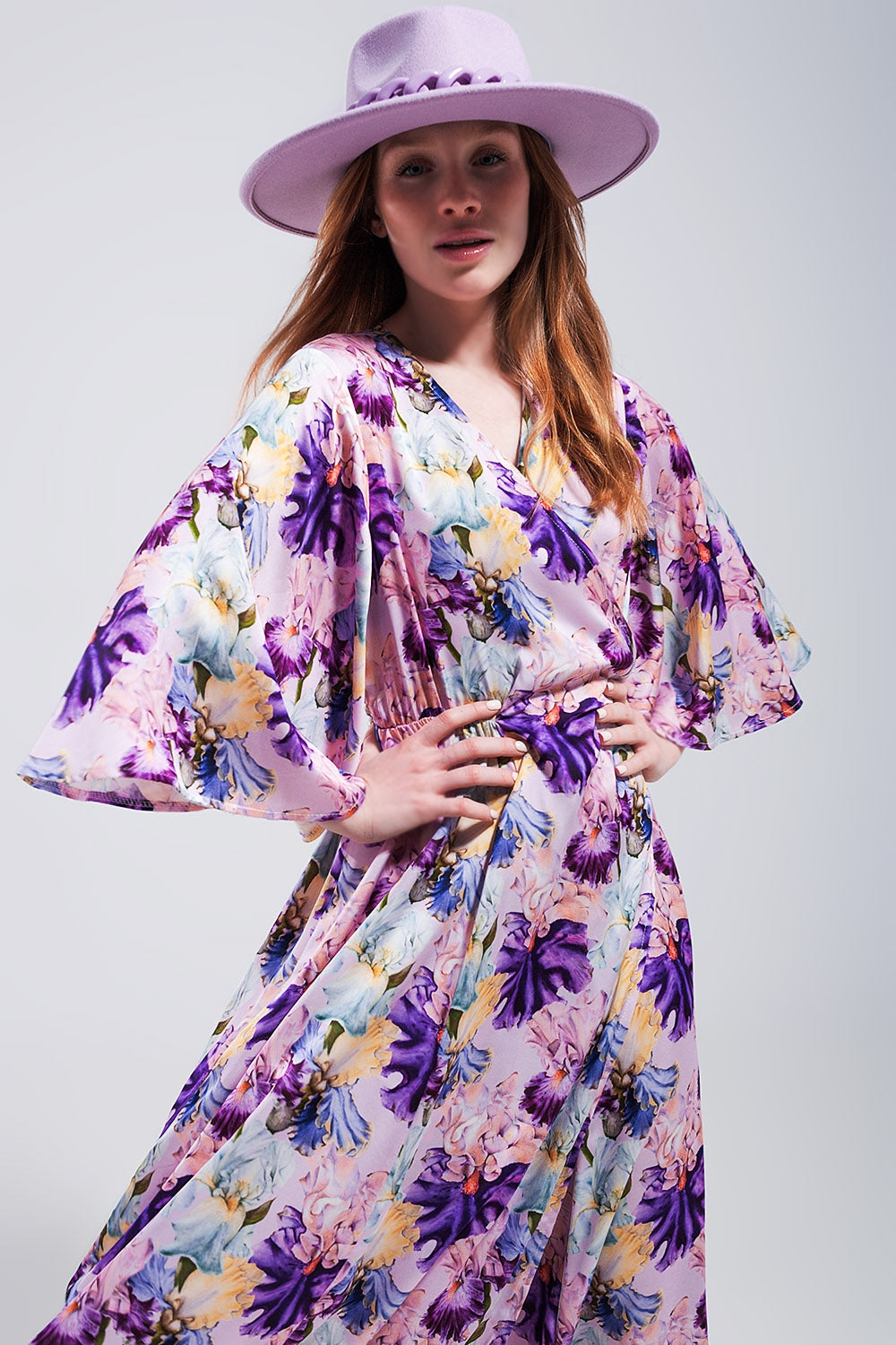 Vestido largo con estampado floral y mangas con vuelo morado Q2