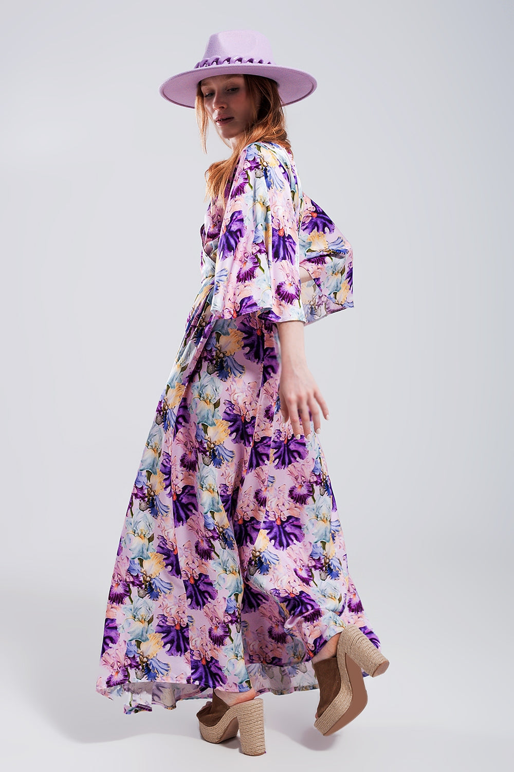 Vestido largo con estampado floral y mangas con vuelo morado Q2