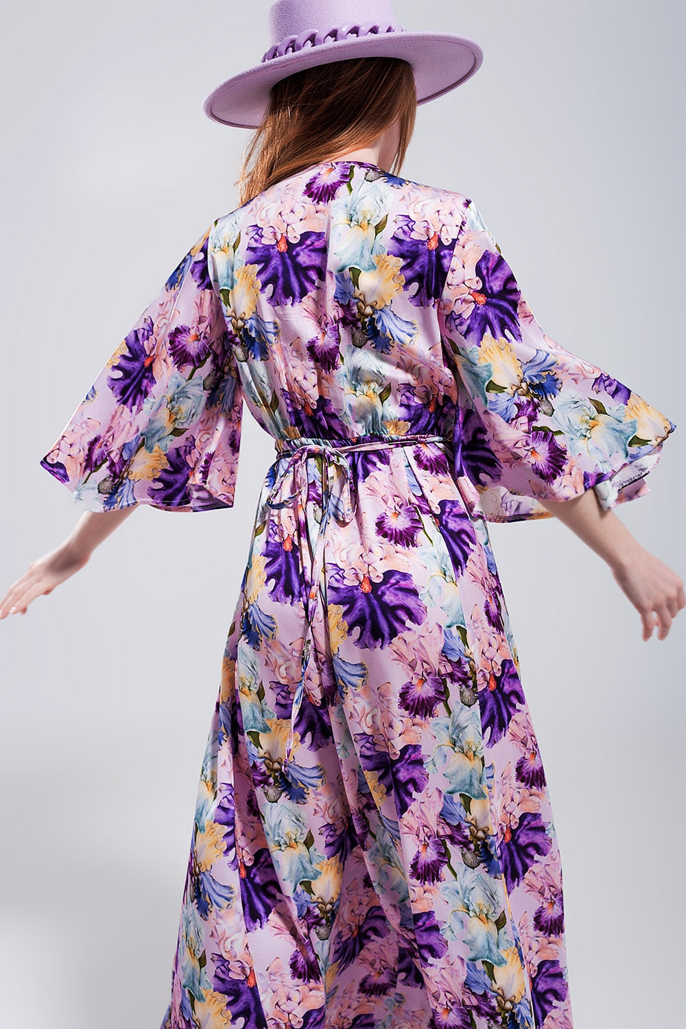 Vestido largo con estampado floral y mangas con vuelo morado Q2