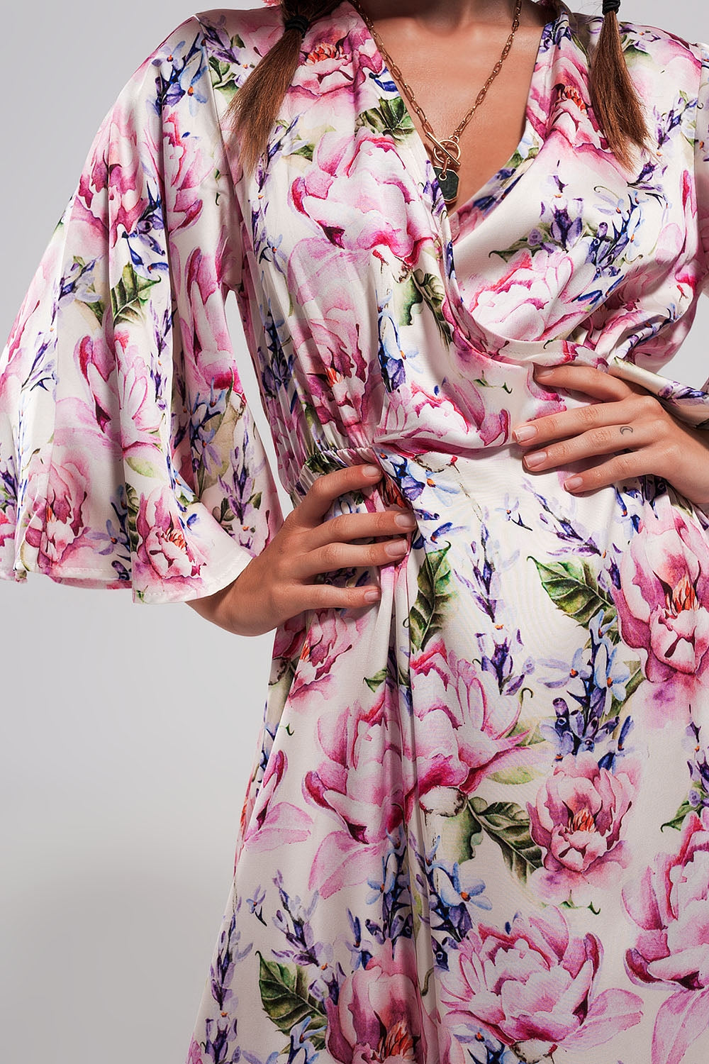 Vestido largo con estampado floral y mangas con vuelo rosa Q2