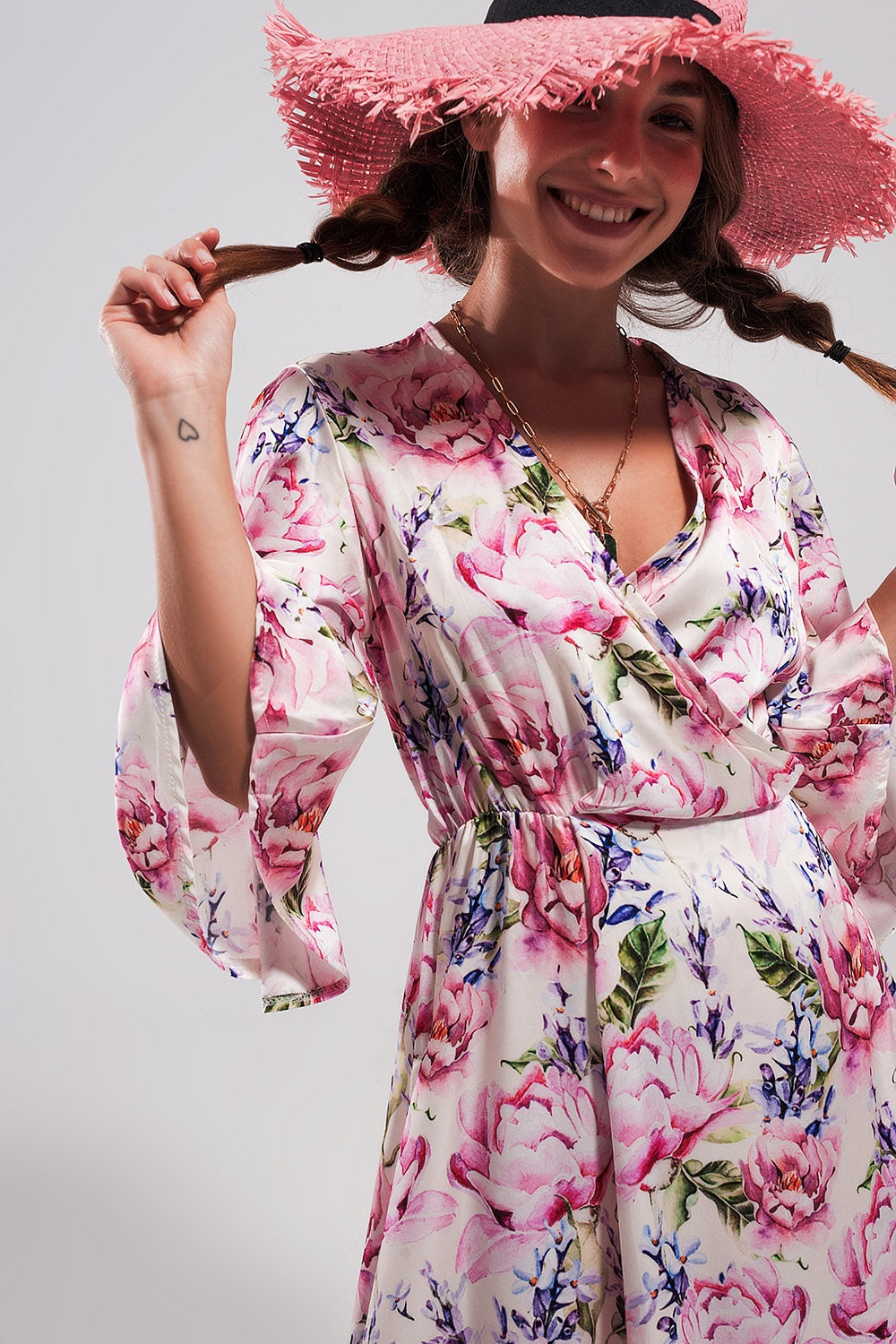 Vestido largo con estampado floral y mangas con vuelo rosa Q2