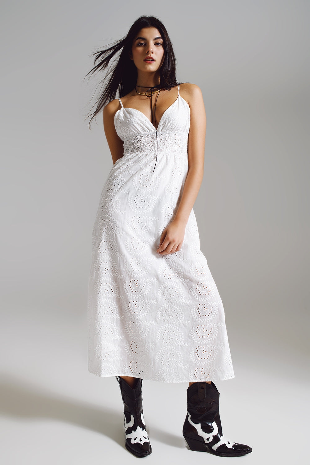 Q2 Vestido largo de crochet blanco con cintura ajustada