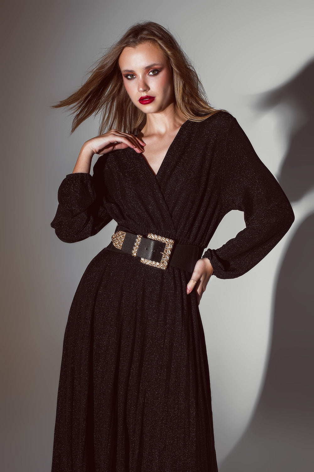 Vestido largo de fiesta con mangas largas y brillo en color negro Q2