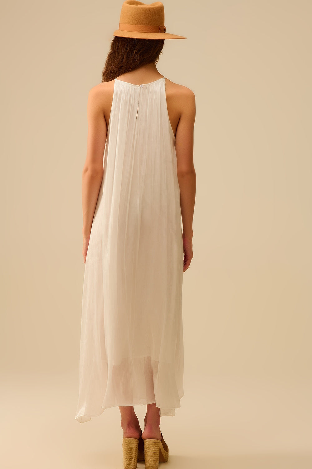 Vestido largo halter plisado blanco con escote de cuentas Q2