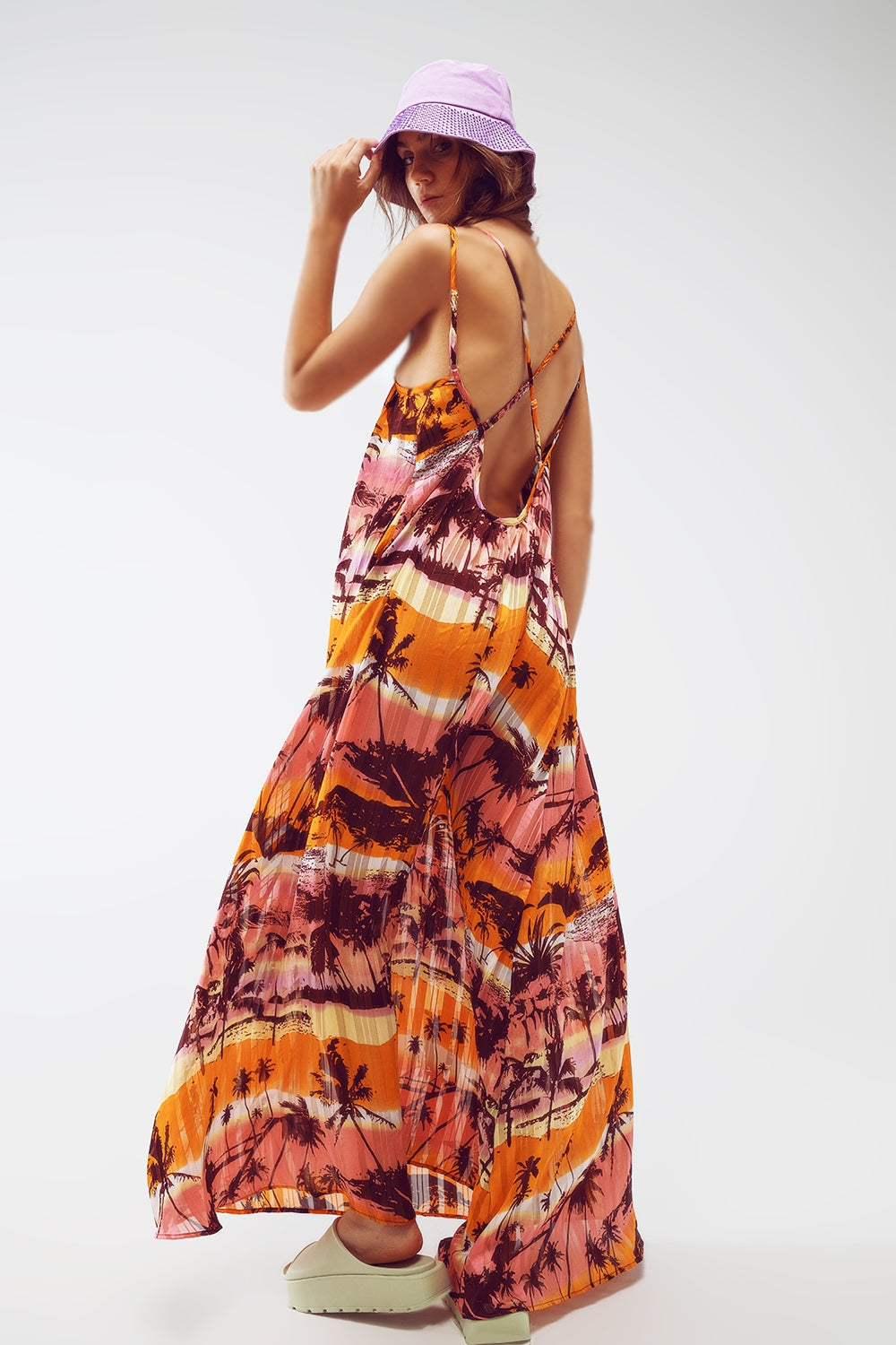 Vestido largo maxi de espalda abierta con estampado tropical en rosa Q2