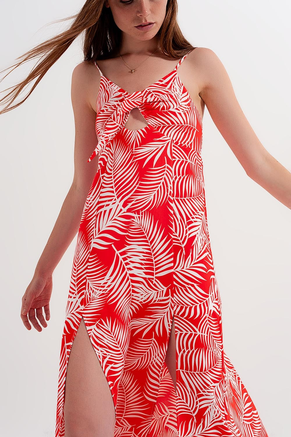 Vestido largo rojo con estampado de hojas y aberturas de A Q2