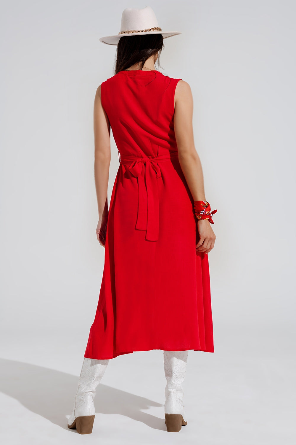 vestido largo rojo con volante y detalle de botones Q2