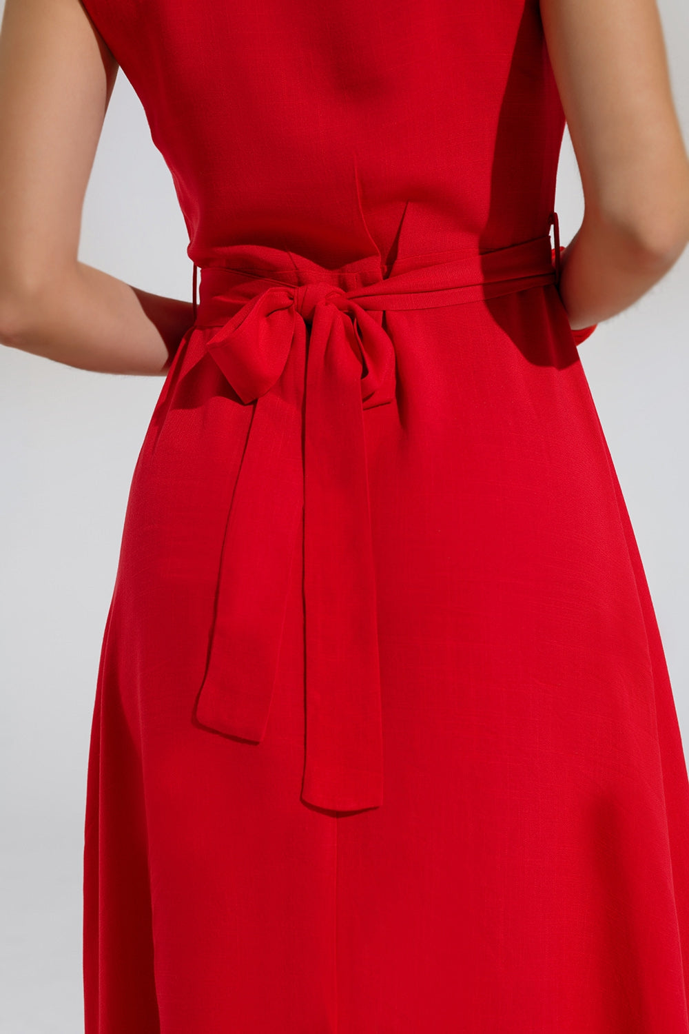 vestido largo rojo con volante y detalle de botones Q2