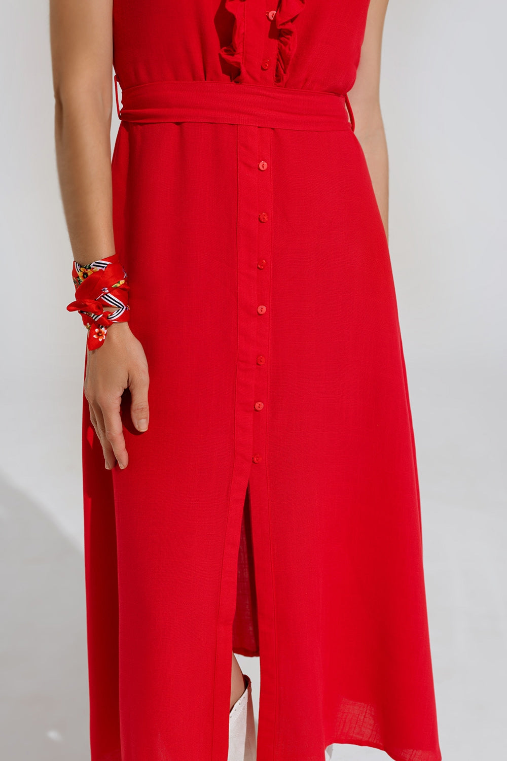 vestido largo rojo con volante y detalle de botones Q2