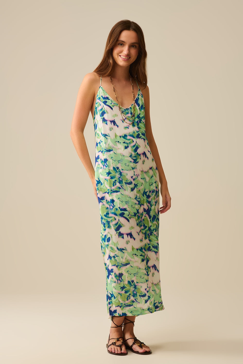 vestido largo verde con estampado floral y amplio escote en la espalda Q2