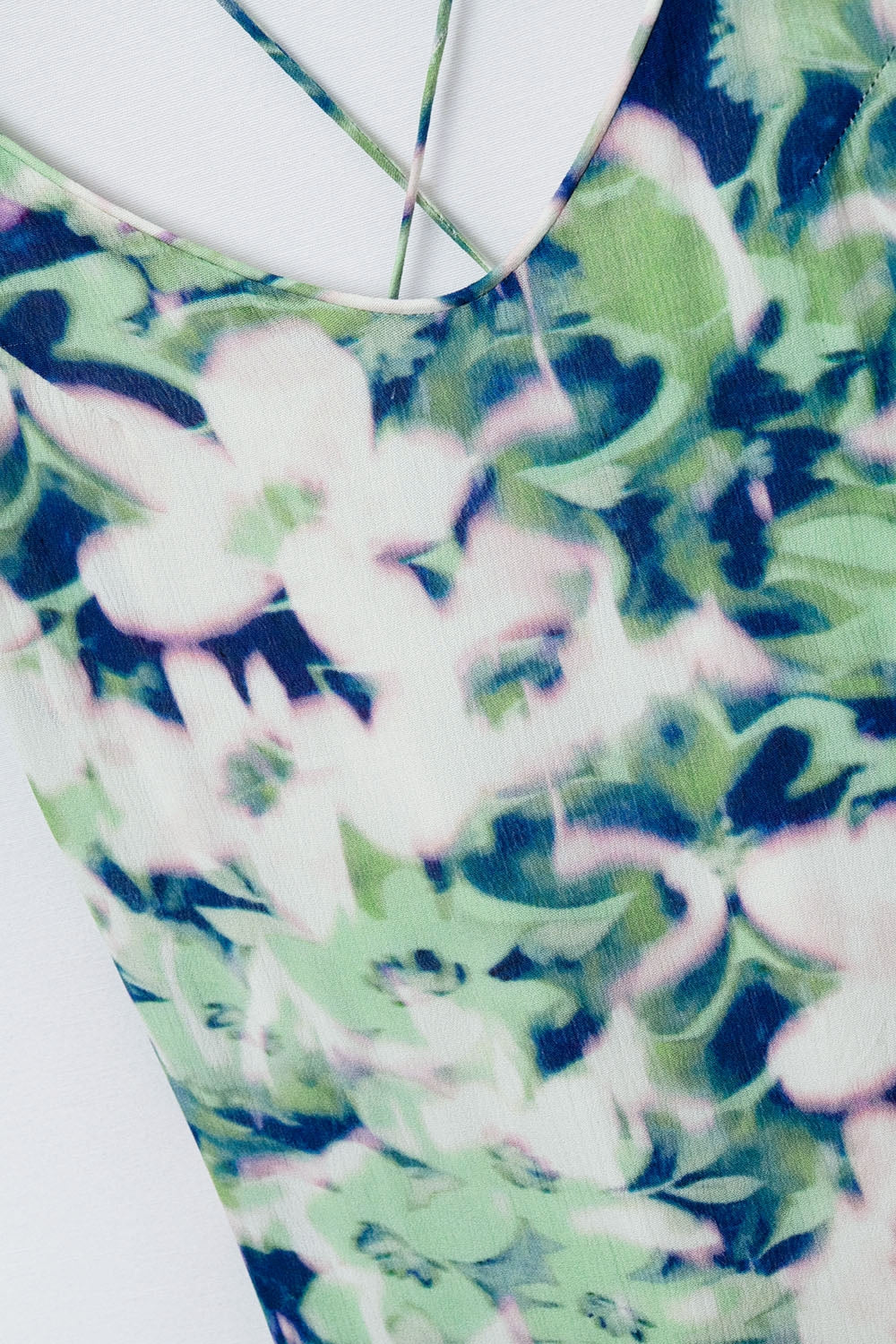 vestido largo verde con estampado floral y amplio escote en la espalda Q2