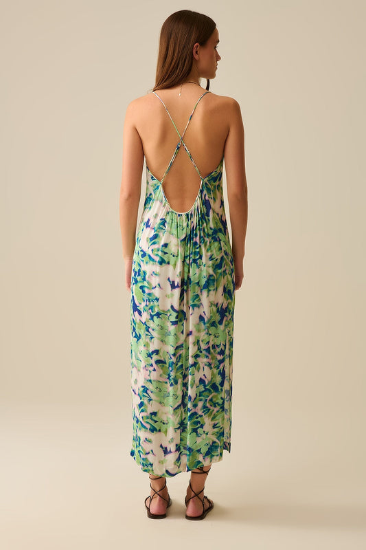 vestido largo verde con estampado floral y amplio escote en la espalda Q2