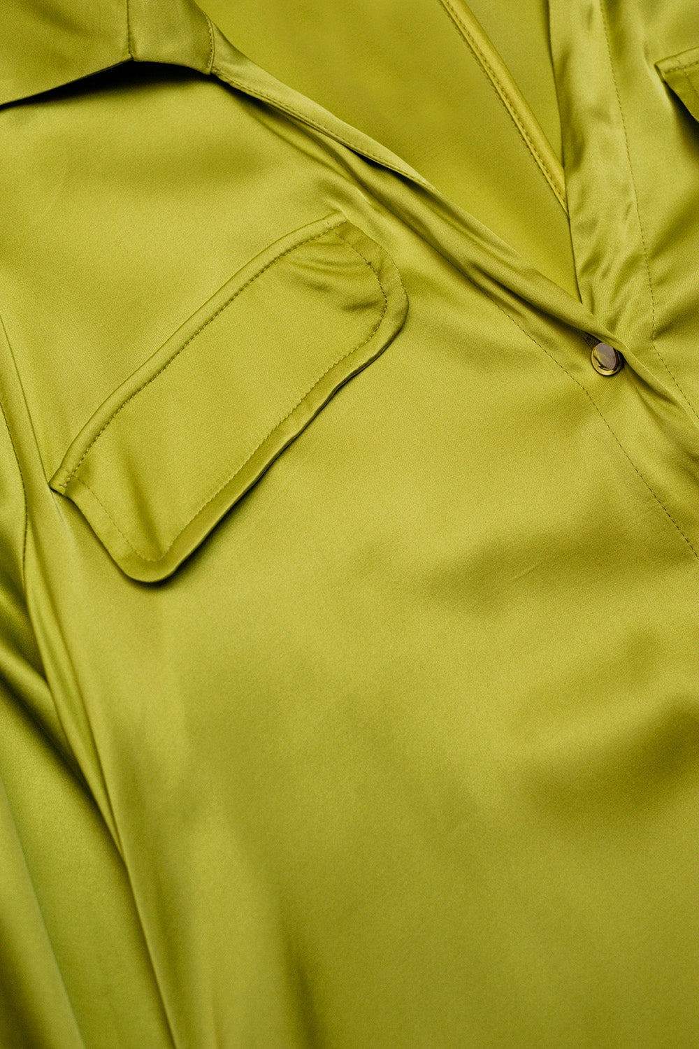 Vestido largo verde lima de saten con botones y detalle de bolsillos Q2