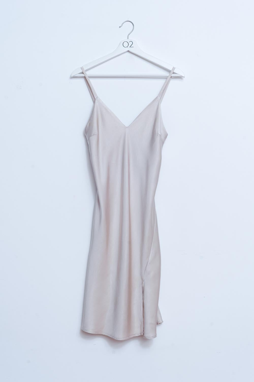 Q2 Vestido lencero corto beige con abertura de satén