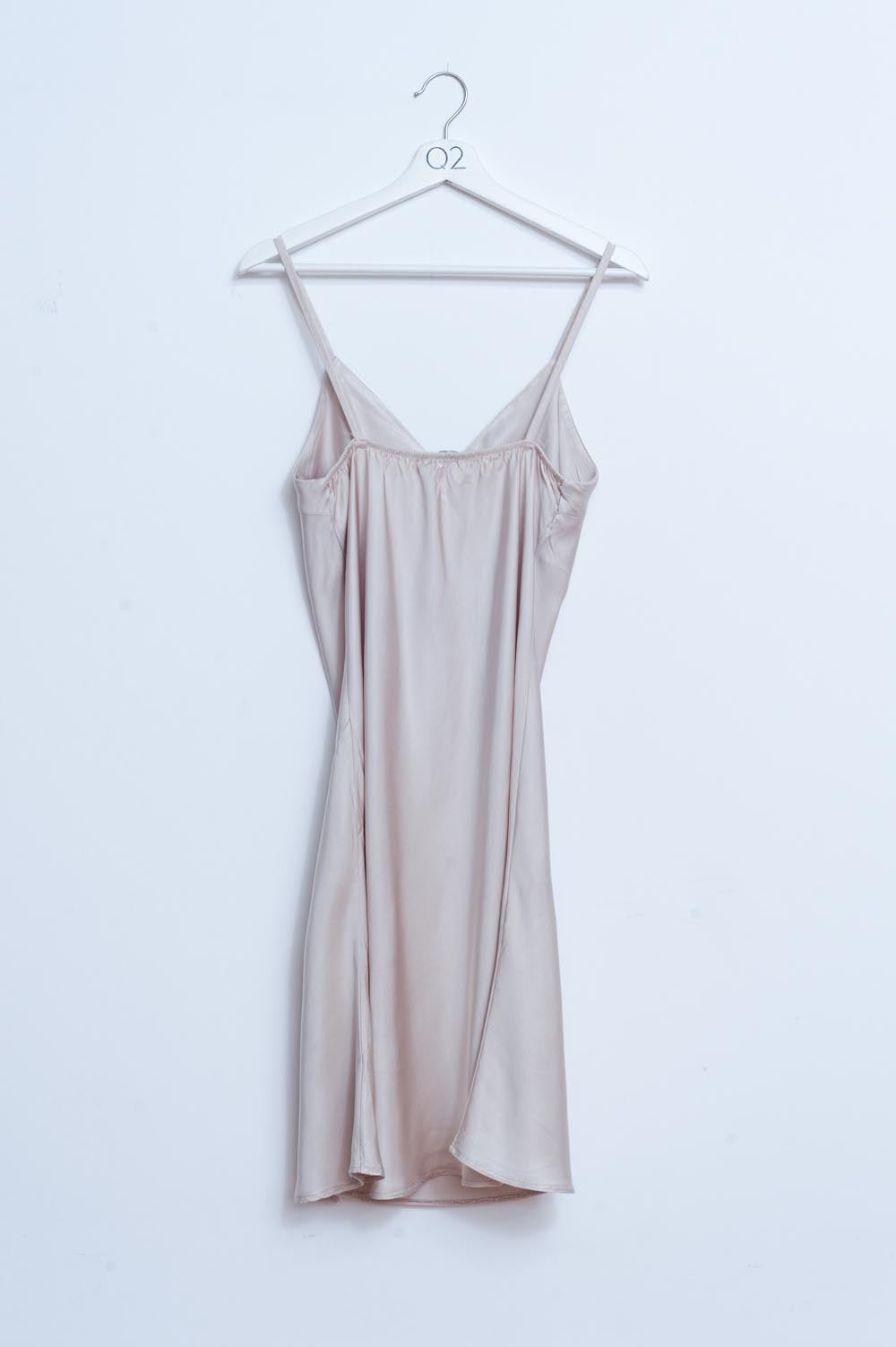 Vestido lencero corto beige con abertura de satén Q2