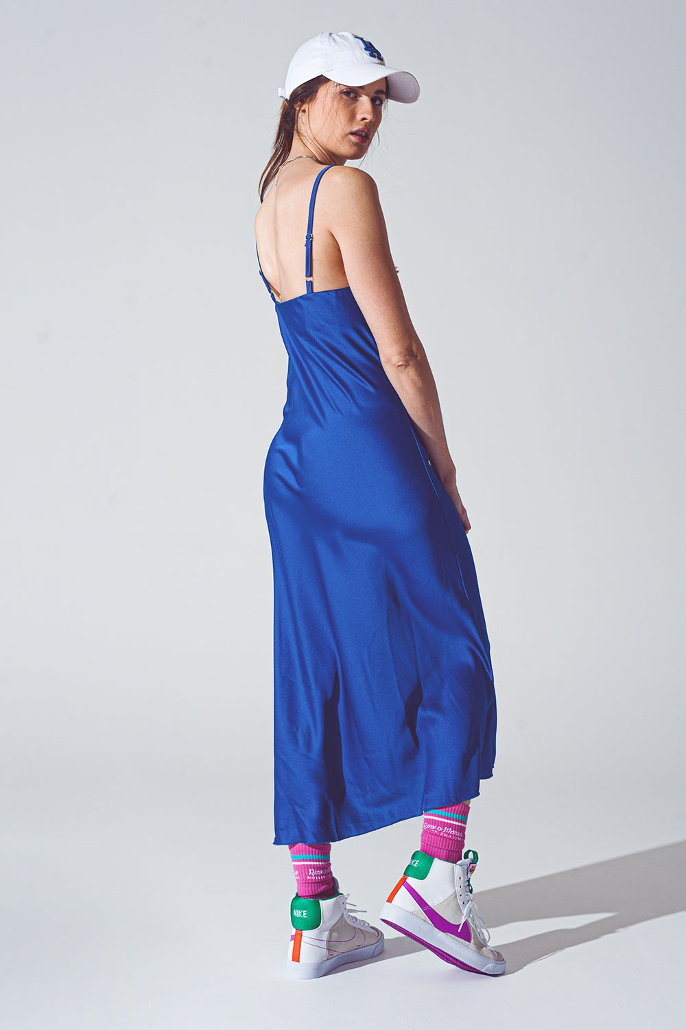 Vestido lencero de satén midi color azul de tirantes Q2