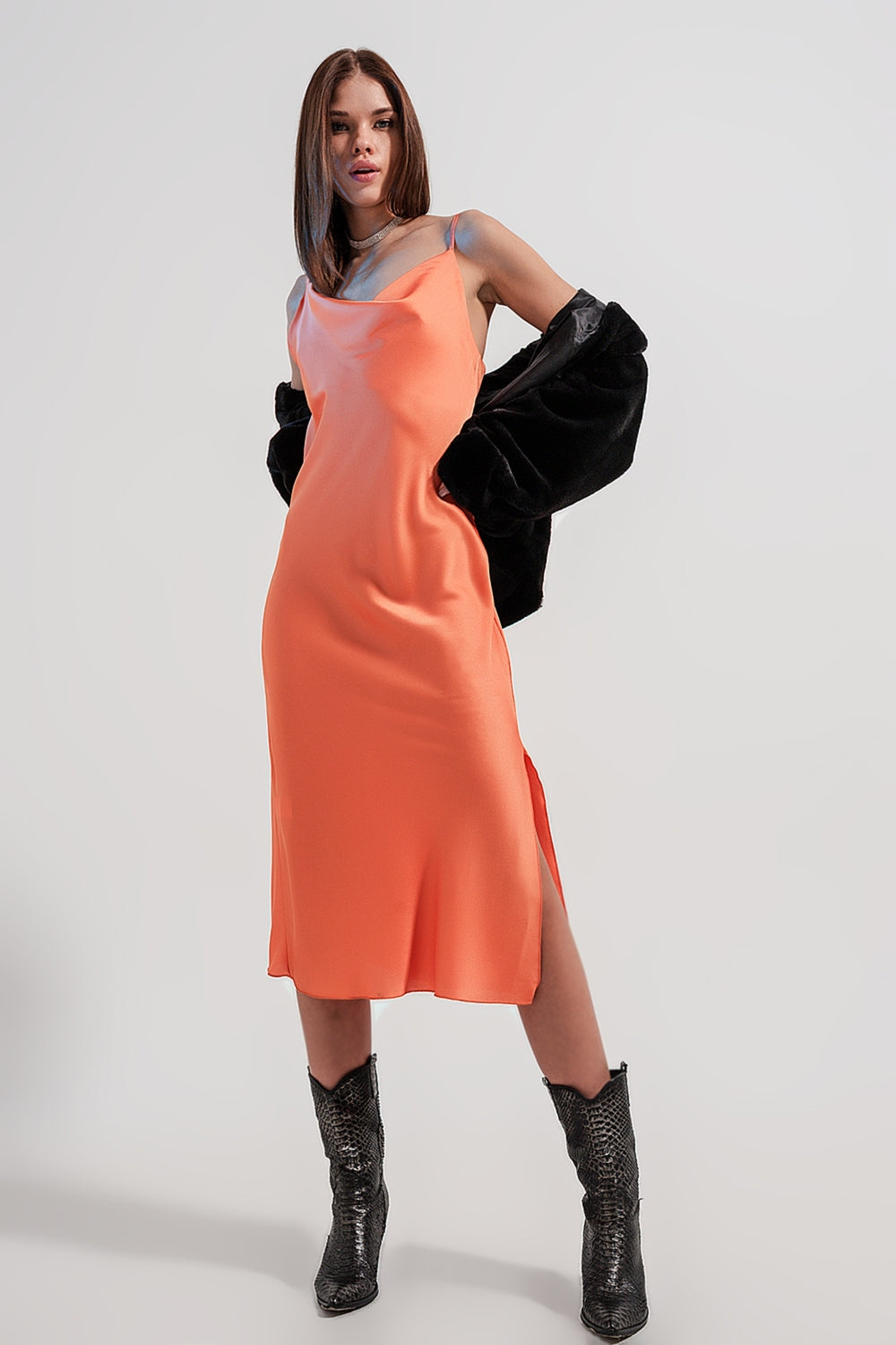 Vestido lencero de satén midi color naranja de tirantes Q2