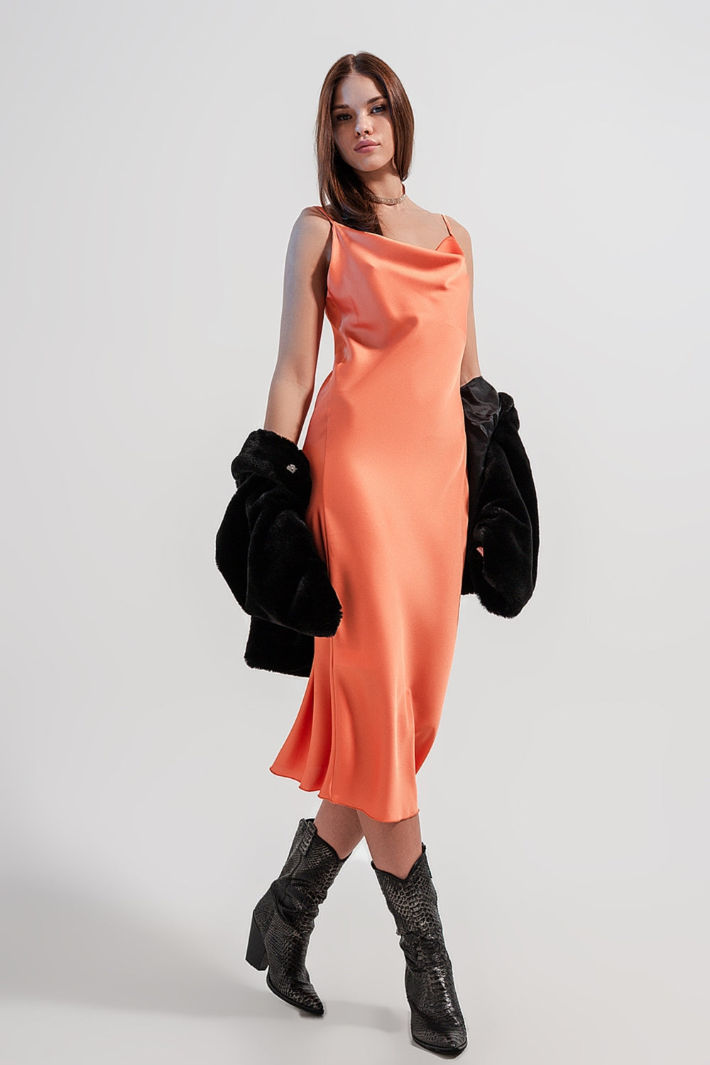 Q2 Vestido lencero de satén midi color naranja de tirantes