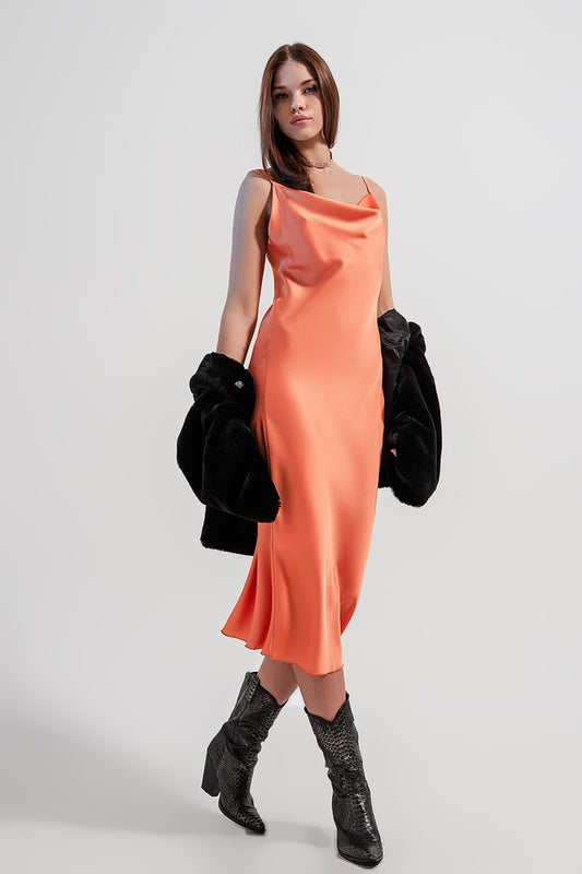 Q2 Vestido lencero de satén midi color naranja de tirantes