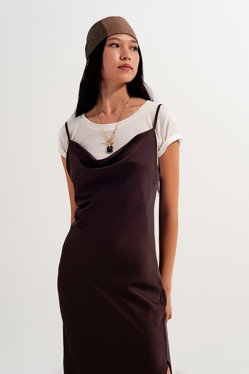 Vestido marrón de tirantes finos de satén Q2