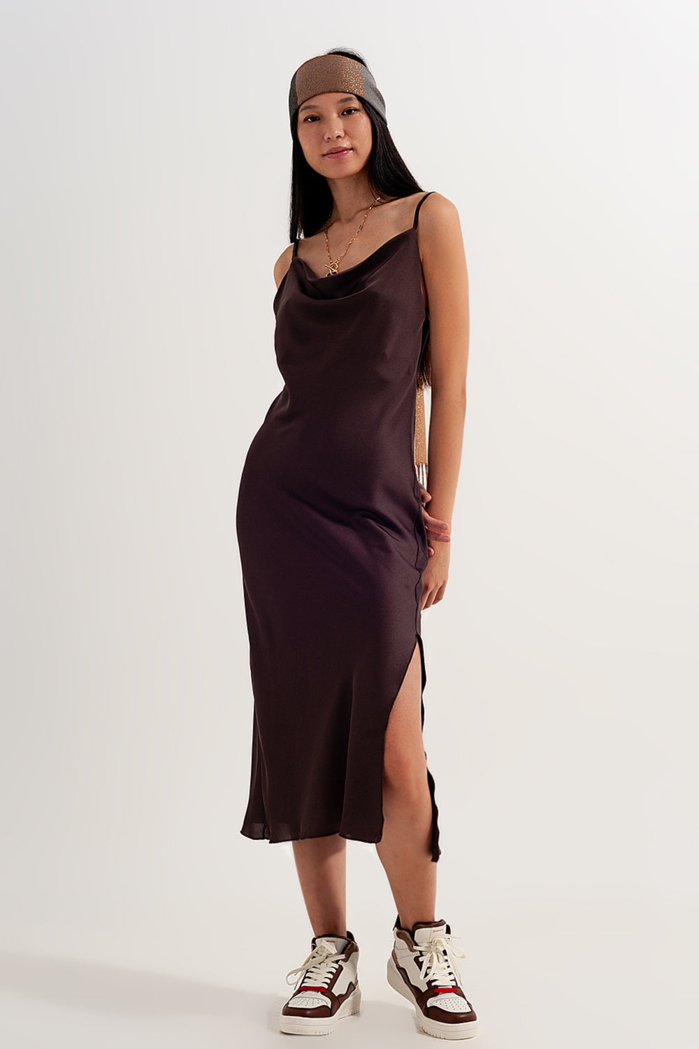 Vestido marrón de tirantes finos de satén Q2