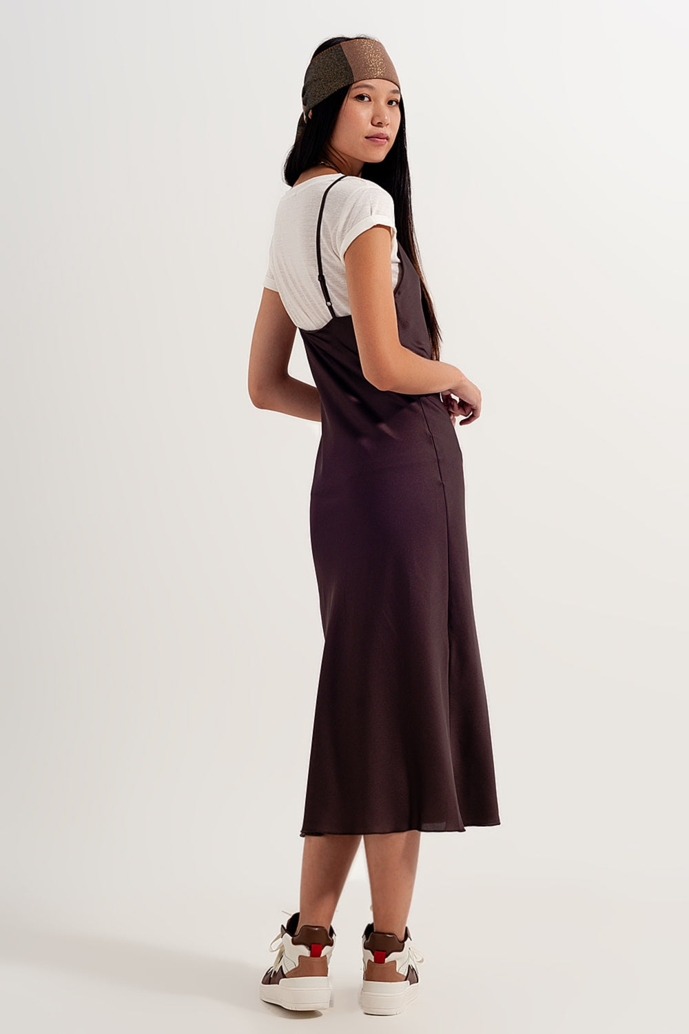 Vestido marrón de tirantes finos de satén Q2