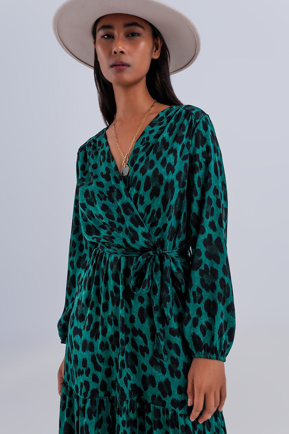 Vestido maxi color verde escalonado con diseño cruzado y mangas largas Q2