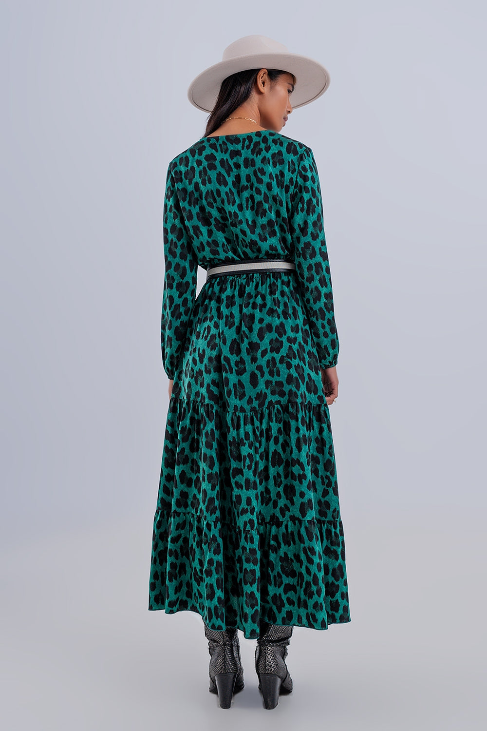 Vestido maxi color verde escalonado con diseño cruzado y mangas largas Q2