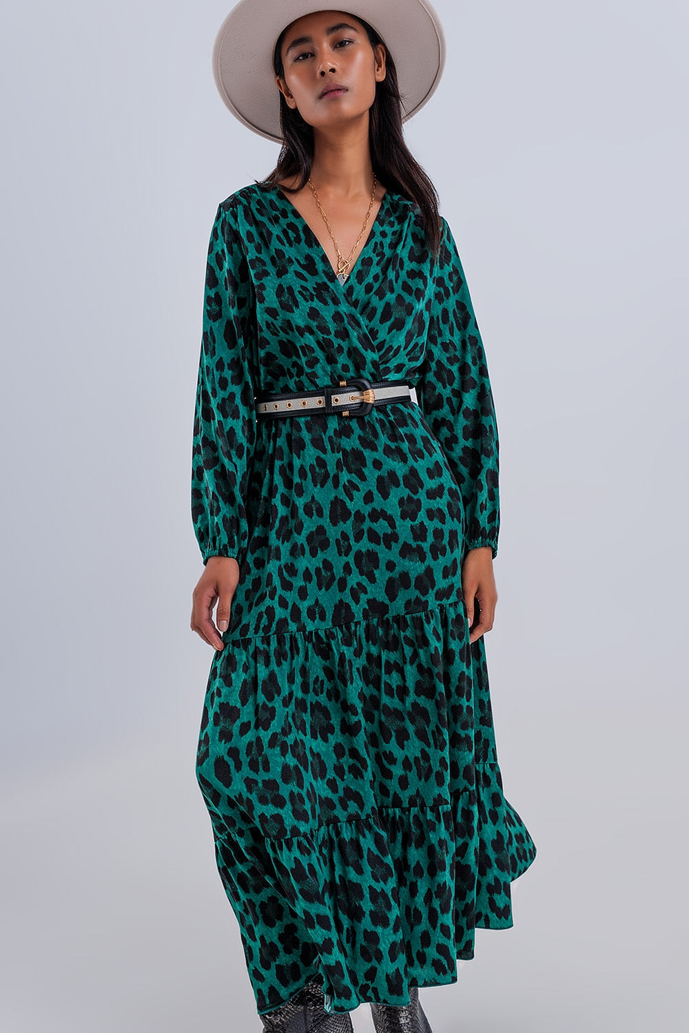 Vestido maxi color verde escalonado con diseño cruzado y mangas largas Q2