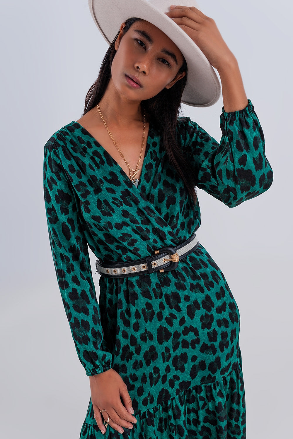 Vestido maxi color verde escalonado con diseño cruzado y mangas largas Q2