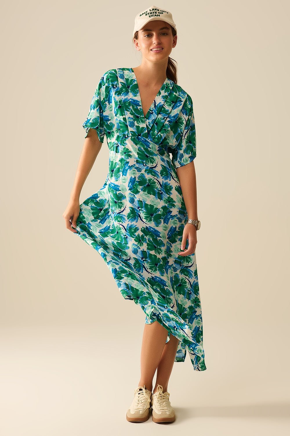 Vestido maxi con estampado floral en tejido de satén con mangas caídas Q2