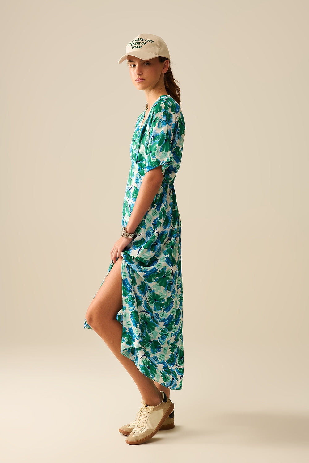 Vestido maxi con estampado floral en tejido de satén con mangas caídas Q2
