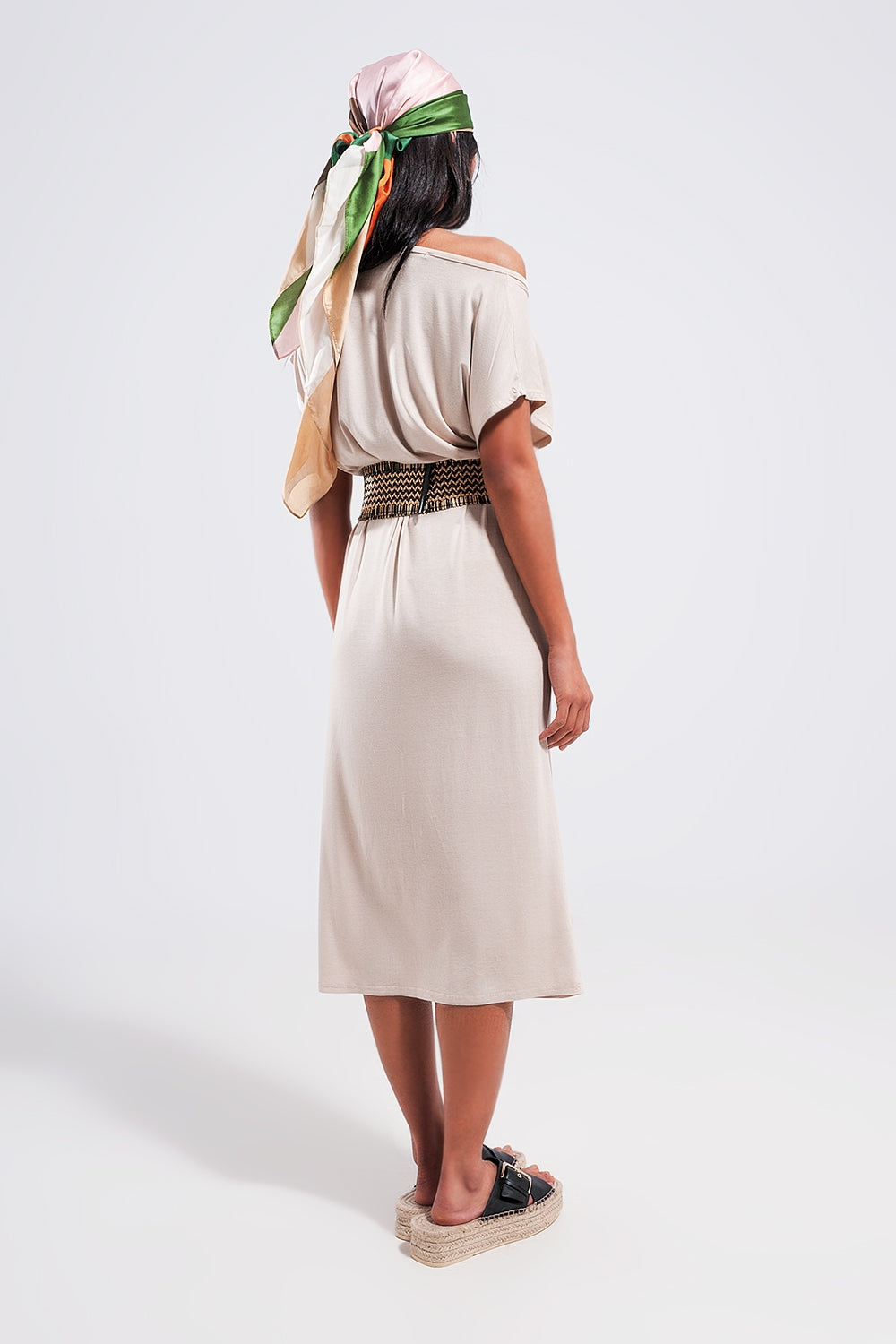 Vestido midi beige con detalle de anilla Q2