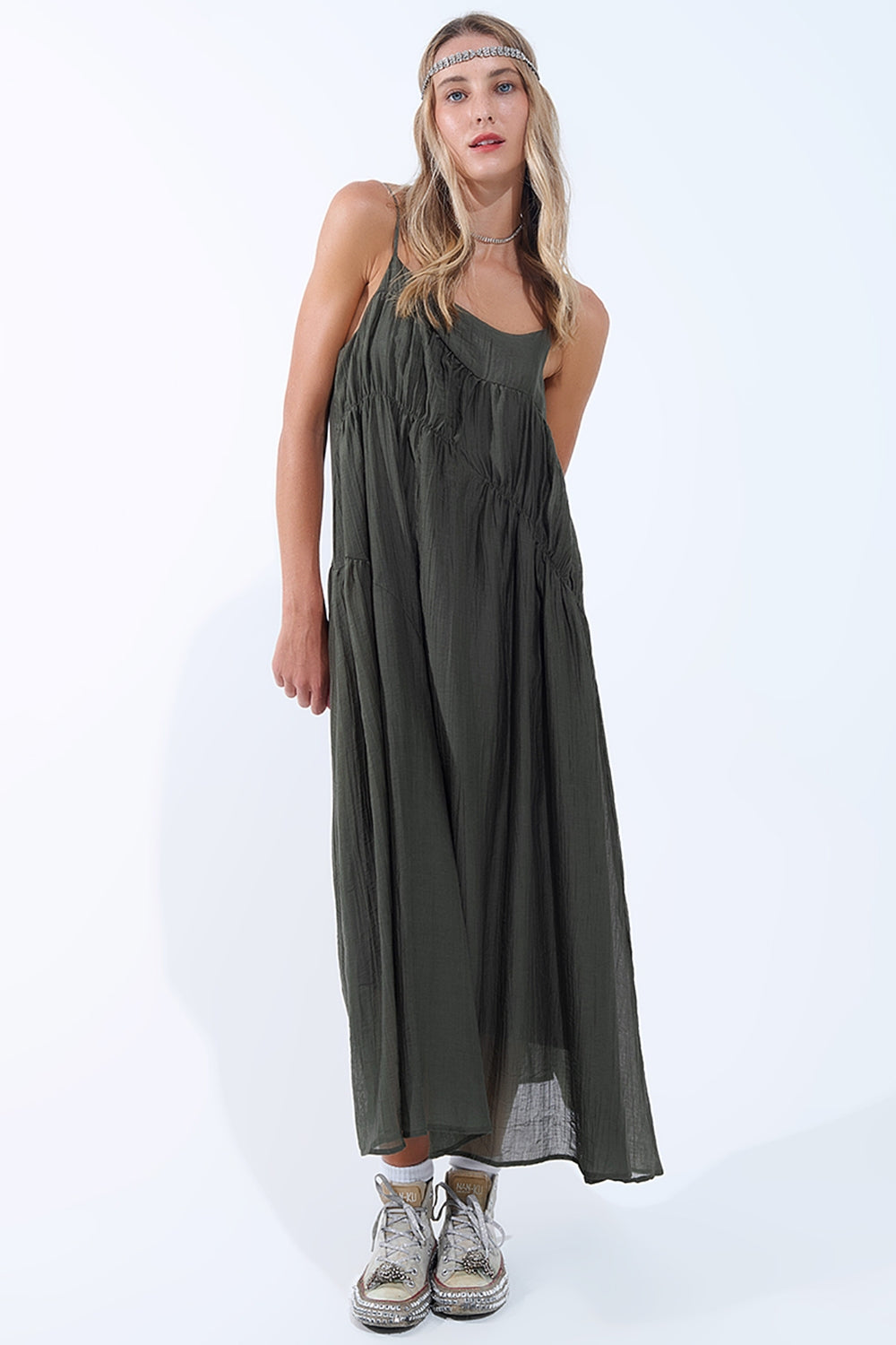 Vestido midi caqui con tirantes finos y detalle arrugado Q2