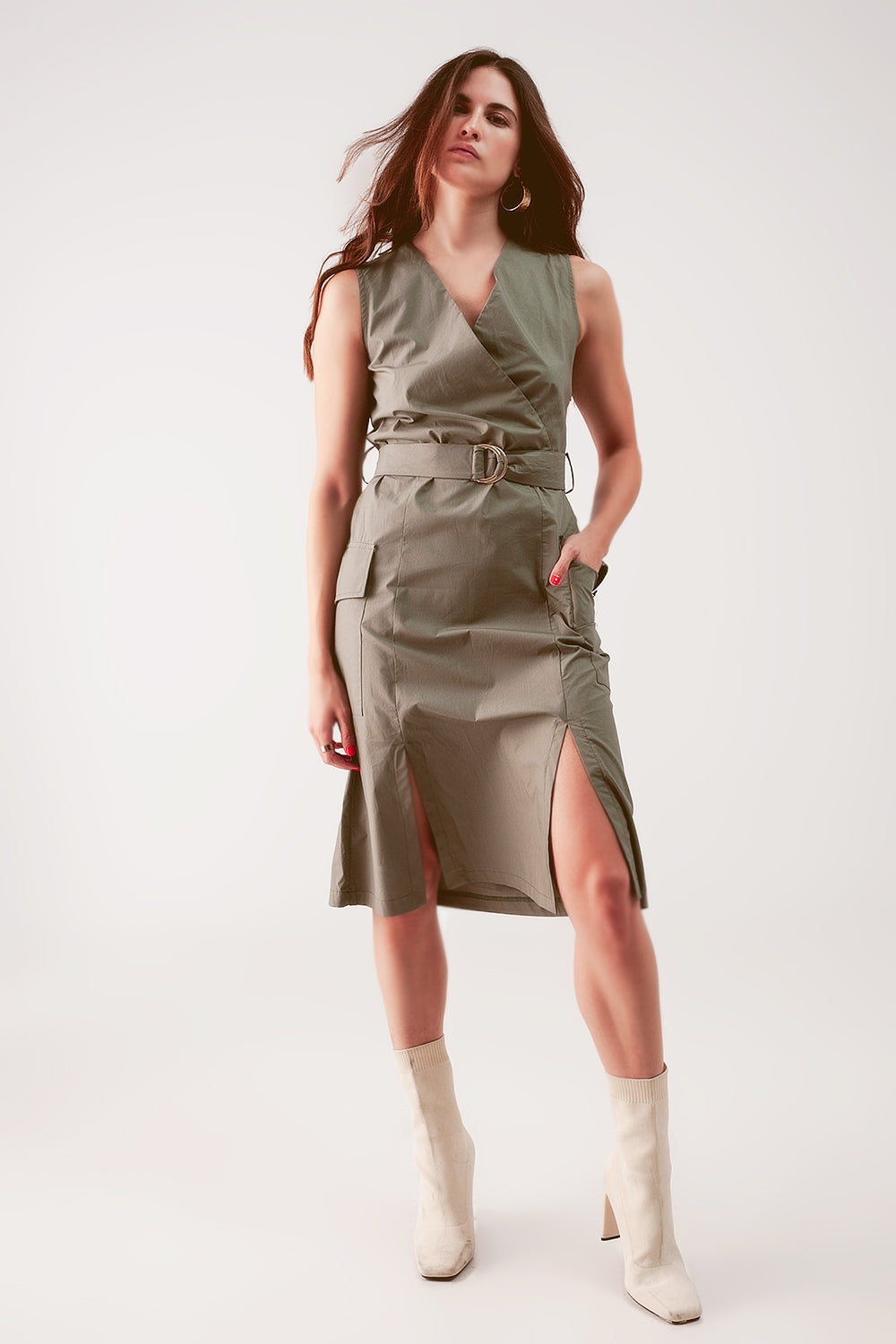 Vestido midi color caqui cruzado con cinturón Q2