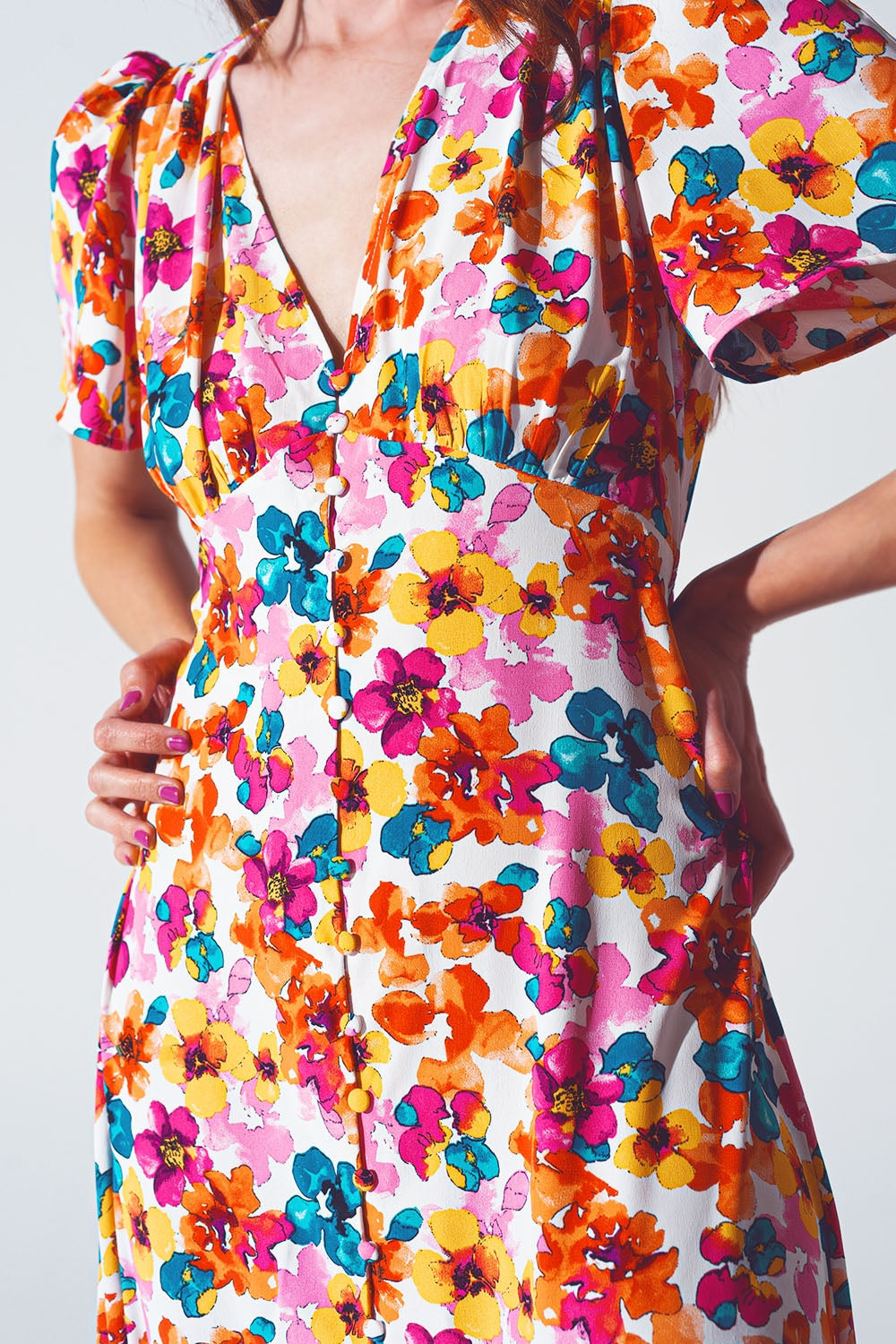 Vestido midi con cintura ajustada en estampado floral multicolor Q2