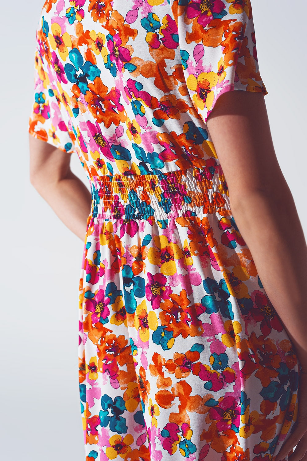 Vestido midi con cintura ajustada en estampado floral multicolor Q2