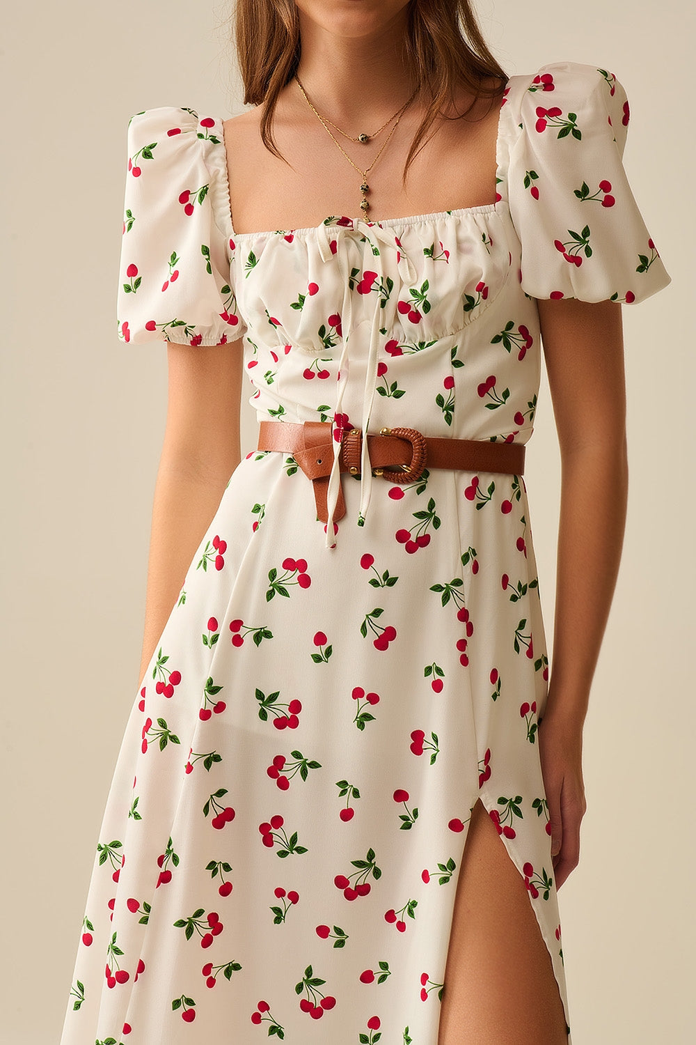 Vestido midi con estampado de cerezas y mangas abullonadas Q2