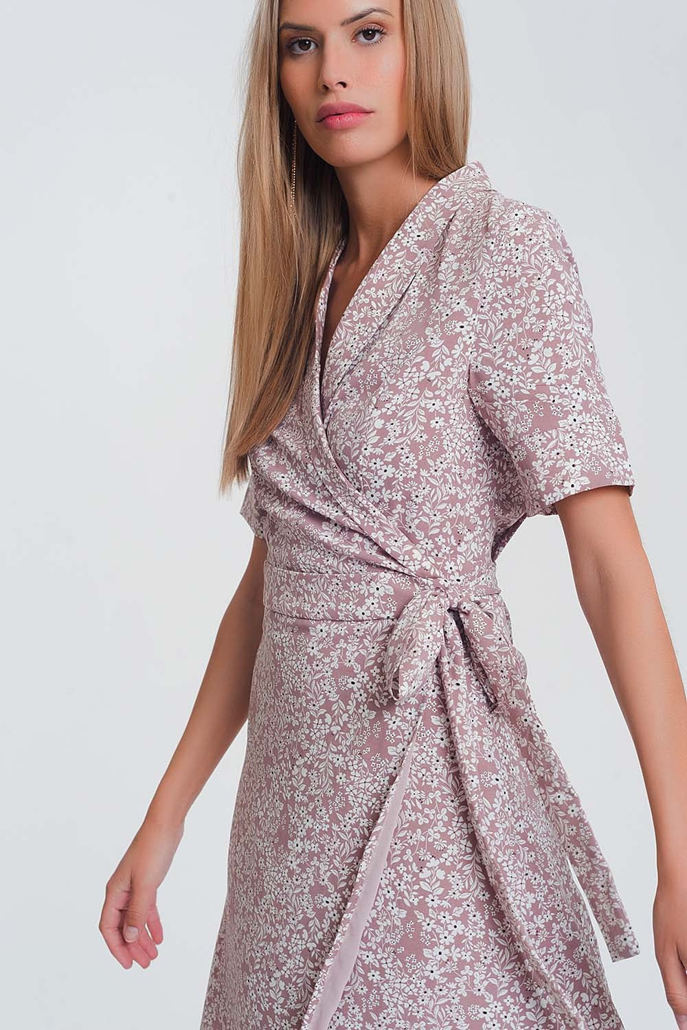 Vestido midi cruzado con estampado floral  en rosa Q2