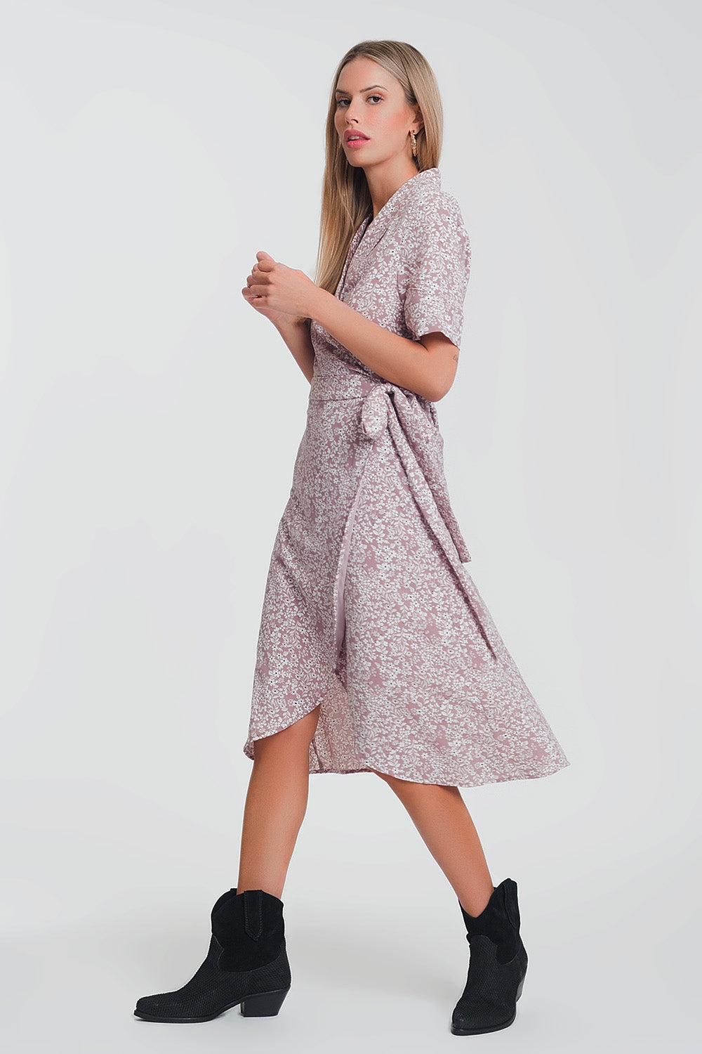 Vestido midi cruzado con estampado floral  en rosa Q2