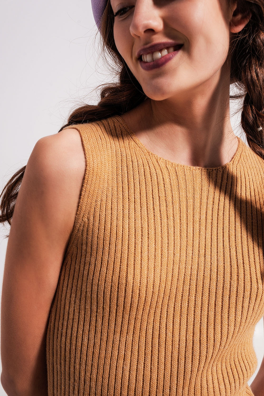 Vestido midi de canalé con cuello redondo en beige Q2