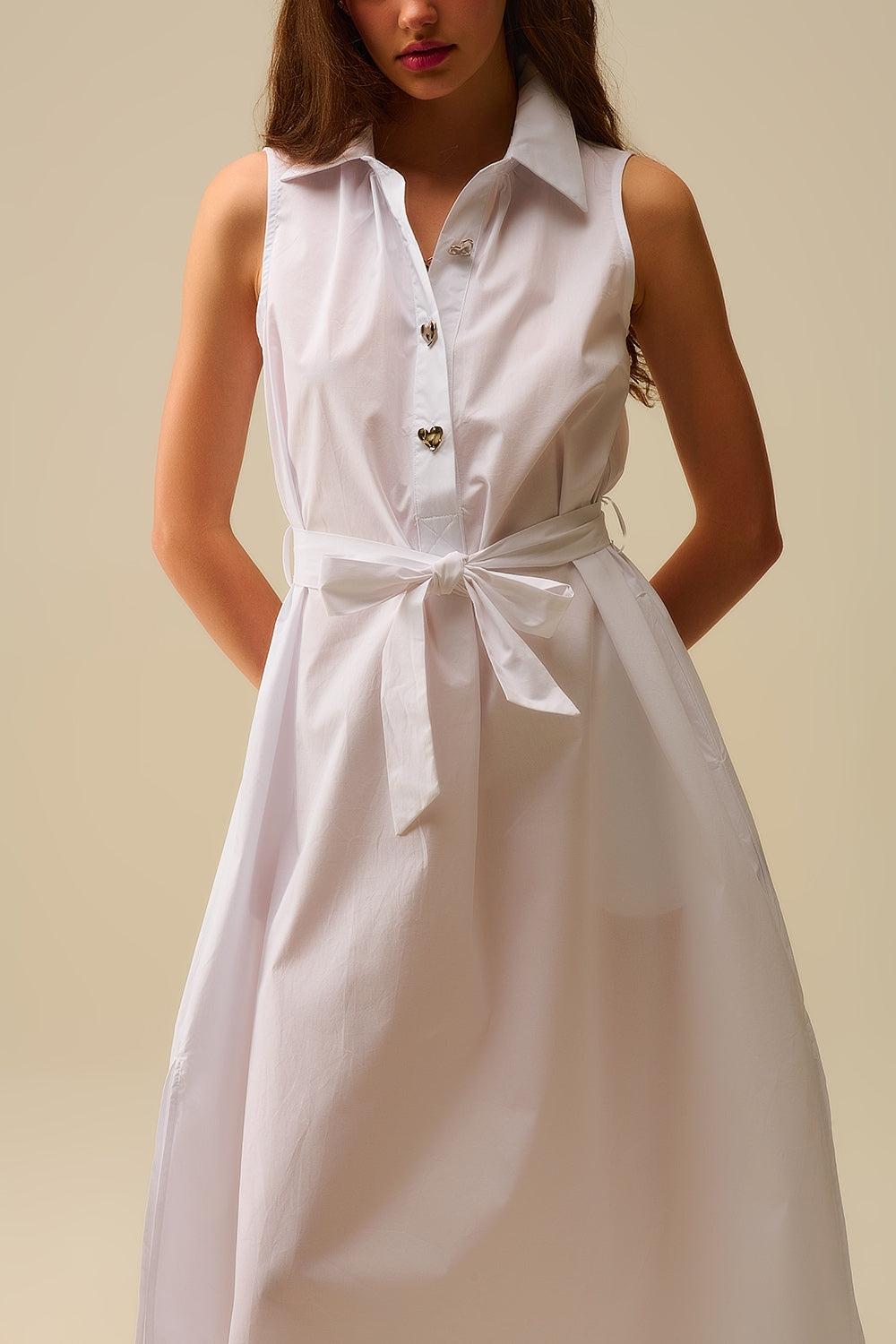 Vestido midi de popelina blanca con botones plateados en forma de corazón Q2