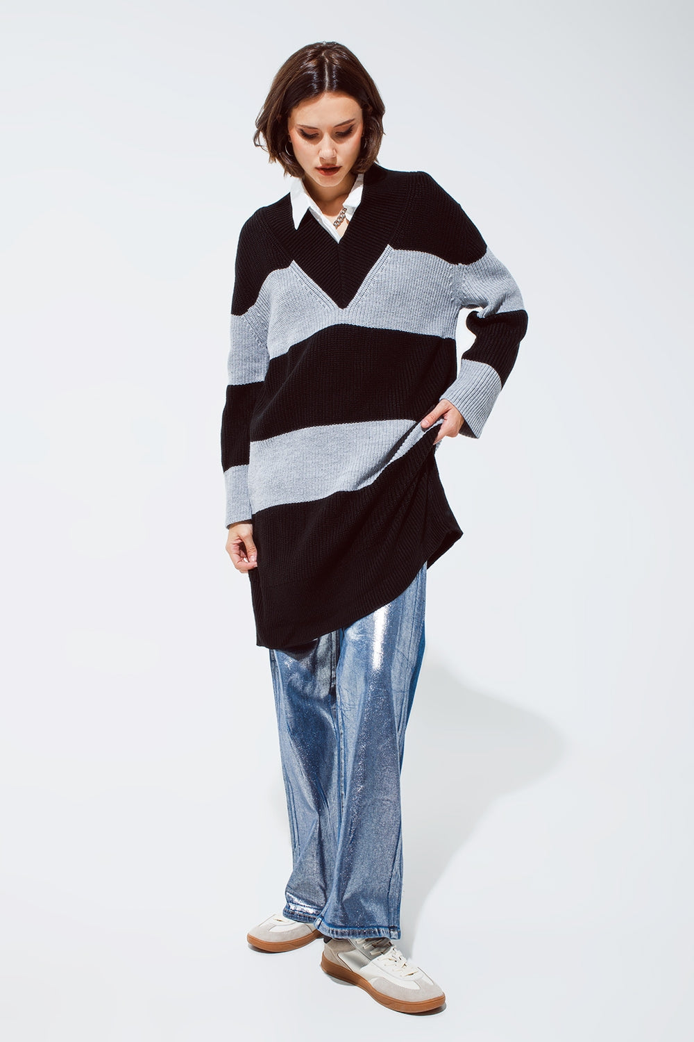 Vestido midi de punto oversize con rayas y amplio escote en pico Q2