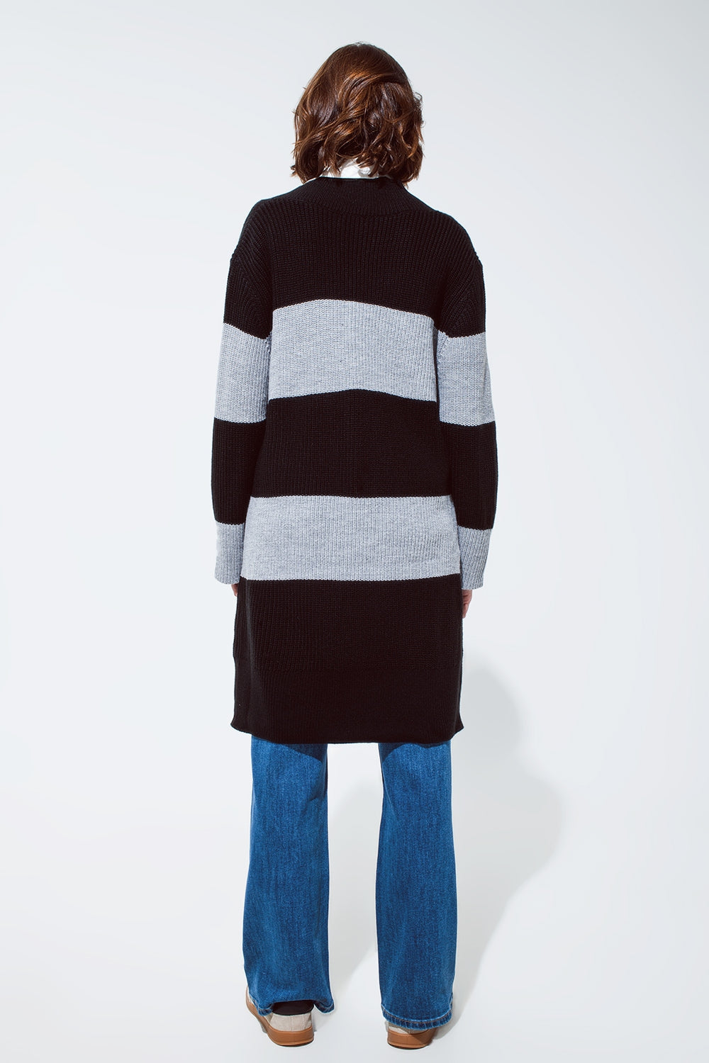 Vestido midi de punto oversize con rayas y amplio escote en pico Q2