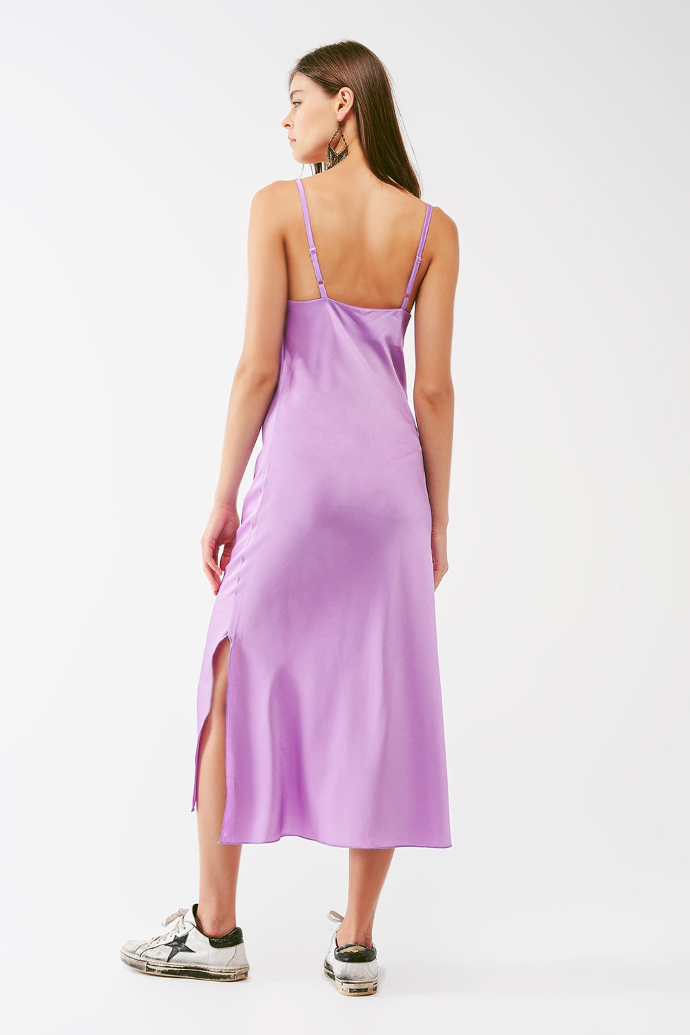 Vestido midi de satén con cuello drapeado en lila Q2