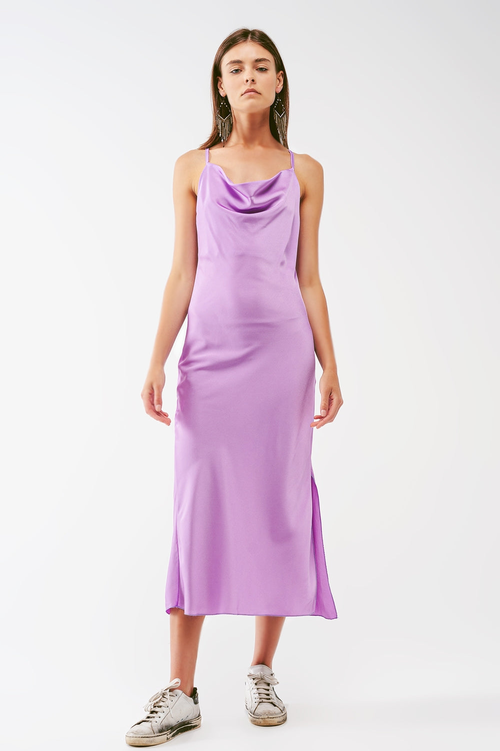 Vestido midi de satén con cuello drapeado en lila Q2